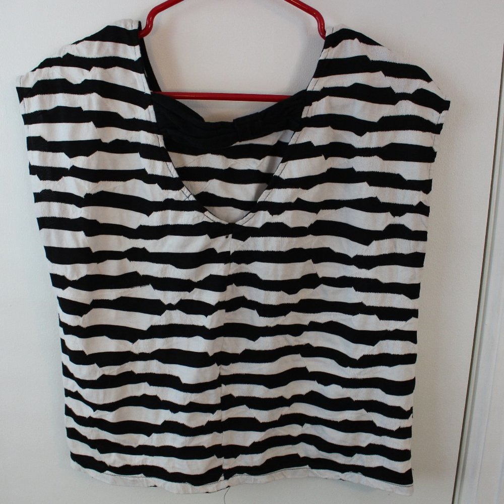 Forever 21 Black/White Striped Semi-Crop Top Size M